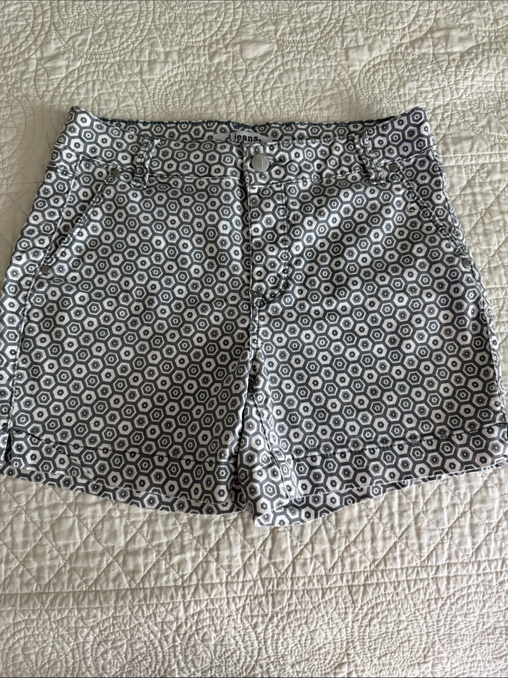 d. jeans Gray & White Geometric Shorts